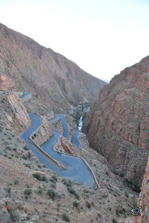 CARRETERA CON CURVAS EN LAS GARGANTAS DEL DADÉS