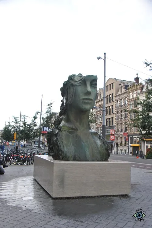 ESCULTURA TWO IMMOVABLE HEADS