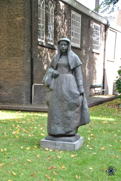 ESTATUA DEL PATIO DE LAS BEGUINAS