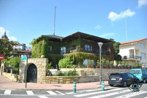 CASA VESTIDA DE VEGETACIÓN EN HONDARRIBIA