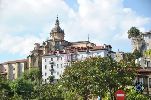 VISTAS DE LA IGLESIA DE SANTA MARÍA DE LA ASUNCIÓN Y DEL MANZANO