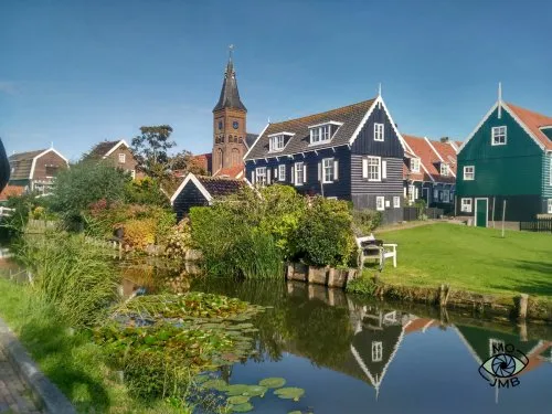 EDIFICACIONES DEL PUEBLO DE MARKEN